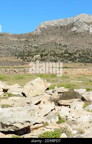 Trockene Landschaft der Insel Favignana in der Nähe der Küste Von Sizilien im Mittelmeer Stockfoto