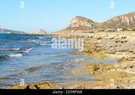 Der felsige Strand von Cala Pozzo im westlichen Teil der kleinen Insel Favignana, in der Nähe von Sizilien im Mittelmeer Stockfoto