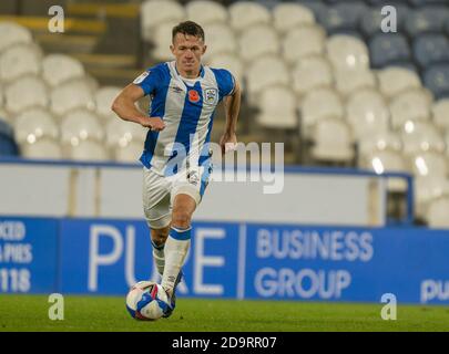 Huddersfield, Yorkshire, Großbritannien. 7. November 2020 The John Smiths Stadium, Huddersfield, Yorkshire, England; English Football League Championship Football, Huddersfield Town gegen Luton Town; Jonathan Hogg von Huddersfield Town auf dem Ball Stockfoto