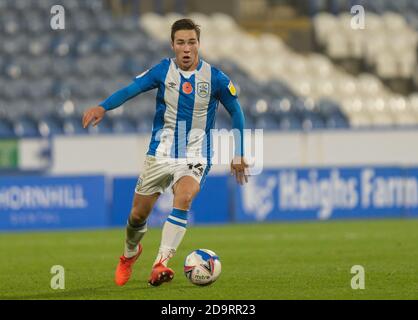 Huddersfield, Yorkshire, Großbritannien. 7. November 2020 The John Smiths Stadium, Huddersfield, Yorkshire, England; English Football League Championship Football, Huddersfield Town gegen Luton Town; Carel Eiting von Huddersfield Town auf dem Ball Stockfoto