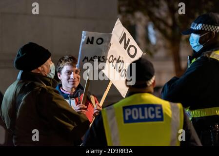 Polizeibeamte auf dem Trafalgar Square fordern die Anti-Lockdown-Demonstranten dazu auf Gehen Sie nach Hause am ersten Tag des zweiten nationalen COVID-19 Coronavirus-Sperre Stockfoto