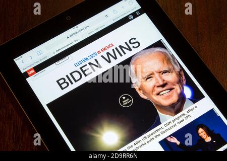 Chippenham, Wiltshire, Großbritannien. November 2020. Ein Artikel auf der CNN-Website, in dem erklärt wird, dass Joe Biden die US-Präsidentschaftswahl 2020 gewonnen hat, wird auf einem iPad in Chippenham, Wiltshire, angezeigt. Quelle: Lynchpics/Alamy Live News Stockfoto