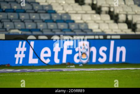 Huddersfield, Yorkshire, Großbritannien. 7. November 2020 The John Smiths Stadium, Huddersfield, Yorkshire, England; English Football League Championship Football, Huddersfield Town gegen Luton Town; Huddersfield Town tritt #letfansin auf Sideboards bei Stockfoto