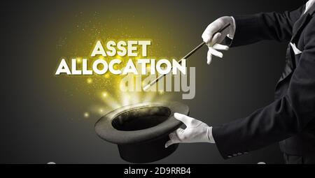 Illusionist zeigt Zaubertrick mit ASSET ALLOCATION Inschrift, neues Geschäftsmodell-Konzept Stockfoto
