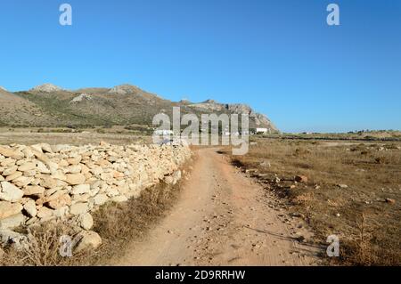 Trockene Landschaft der Insel Favignana in der Nähe der Küste Von Sizilien im Mittelmeer Stockfoto