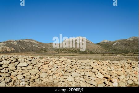 Trockene Landschaft der Insel Favignana in der Nähe der Küste Von Sizilien im Mittelmeer Stockfoto