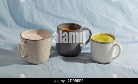 Verschiedene vegane Kakao Getränk auf blauem Hintergrund. Milchgetränk Stockfoto