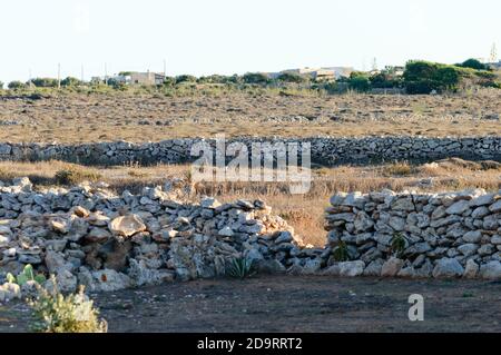 Trockene Landschaft der Insel Favignana in der Nähe der Küste Von Sizilien im Mittelmeer Stockfoto