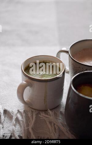 Drei Tassen Kakao mit Kokosmilch. Konzept der gemütlichen Winterurlaub trinken Stockfoto