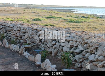 Trockene Landschaft der Insel Favignana in der Nähe der Küste Von Sizilien im Mittelmeer Stockfoto