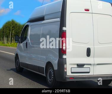 Minibus geht auf das Land Highway entlang der Wald Stockfoto