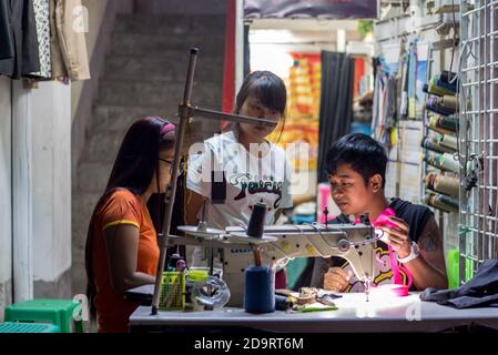 Ein kleiner Schneider in den Straßen von Yangon bei Nacht, Yangon, Myanmar Stockfoto