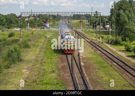 Zug fährt auf Schienen am Bahnhof. Luftaufnahme. Stockfoto