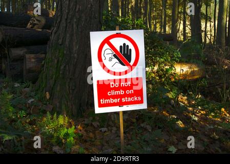 Steigen Sie nicht auf Holzstapel Warnschild von Clark Forest geliefert und in Wäldern in Peniel Heugh, Roxburghshire, Scottish Borders, Großbritannien errichtet. Stockfoto