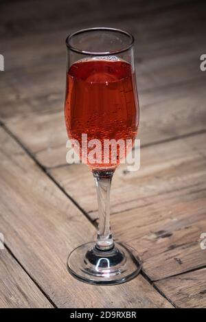 Ein Glas harter Seltzer, der zu Hause gebraut wird Stockfoto