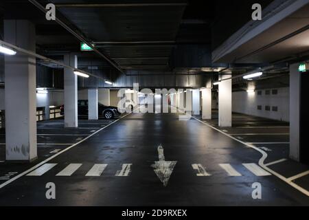 Düsseldorf, Deutschland - 7. November. 2020: Blick in das leere Parkhaus während der covid-19 Pandemie Stockfoto