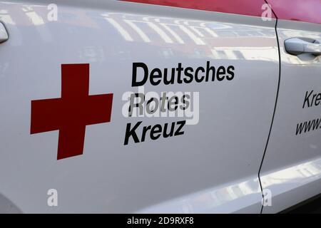 Düsseldorf, Deutschland - 7. November. 2020: Blick auf Logo-Schriftzug des deutschen roten Kreuzes auf dem Auto (Fokus links) Stockfoto
