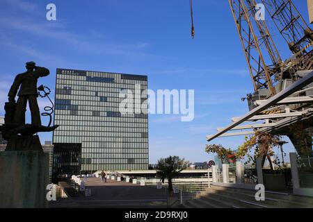 Düsseldorf (Medienhafen), Deutschland - 7. November. 2020: Blick auf die Fassade des Hyatt Regency Hotels am deutschen Hafen mit Kran Stockfoto