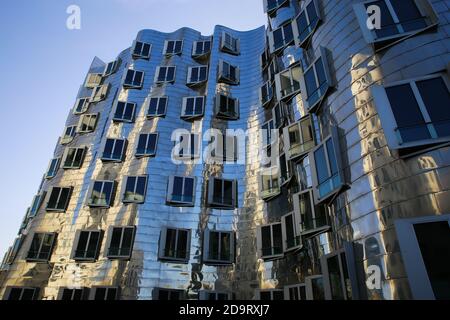 Düsseldorf (Medienhafen), Deutschland - 7. November. 2020: Blick auf Gehry Haus mit silber glänzend futuristisch metallic Aluminium Fassade mit Büros Stockfoto