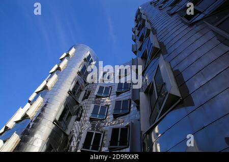 Düsseldorf (Medienhafen), Deutschland - 7. November. 2020: Blick auf Gehry Haus mit silber glänzend futuristisch metallic Aluminium Fassade mit Büros Stockfoto