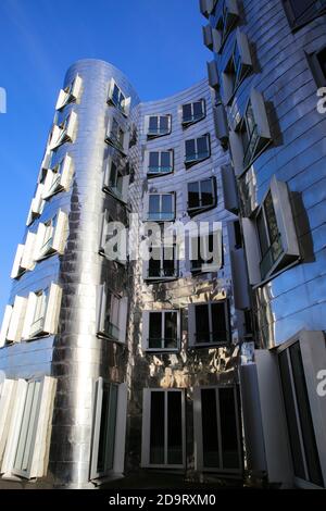 Düsseldorf (Medienhafen), Deutschland - 7. November. 2020: Blick auf Gehry Haus mit silber glänzend futuristisch metallic Aluminium Fassade mit Büros Stockfoto