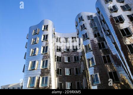 Düsseldorf (Medienhafen), Deutschland - 7. November. 2020: Blick auf Gehry Haus mit silber glänzend futuristisch metallic Aluminium Fassade mit Büros Stockfoto