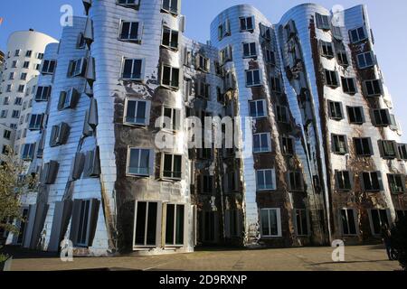 Düsseldorf (Medienhafen), Deutschland - 7. November. 2020: Blick auf Gehry Haus mit silber glänzend futuristisch metallic Aluminium Fassade mit Büros Stockfoto