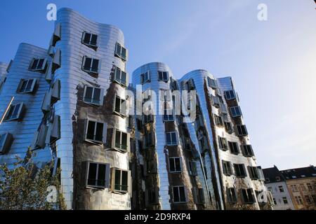 Düsseldorf (Medienhafen), Deutschland - 7. November. 2020: Blick auf Gehry Haus mit silber glänzend futuristisch metallic Aluminium Fassade mit Büros Stockfoto