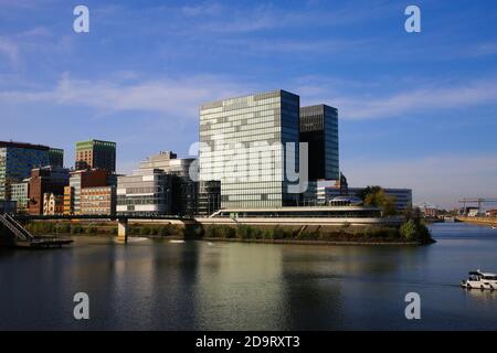 Düsseldorf (Medienhafen), Deutschland - 7. November. 2020: Blick über den Fluss auf Gebäude mit moderner futuristischer Architektur Stockfoto