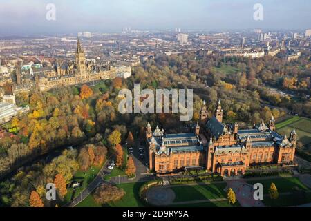 Kelvingrove Glasgow, Großbritannien. November 2020. Herbstsonne am späten Nachmittag über dem Kelvingrove Park, den Kunstgalerien und der Glasgow University. Quelle: ALAN OLIVER/Alamy Live News Stockfoto