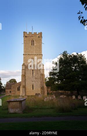 STANFORD IM VALE, ENGLAND - 5. SEPTEMBER 2020: St. Denys Kirche und der Kirchhof an einem Sommerabend Stockfoto