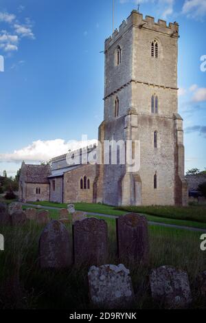 STANFORD IM VALE, ENGLAND - 5. SEPTEMBER 2020: St. Denys Kirche und der Kirchhof an einem Sommerabend Stockfoto