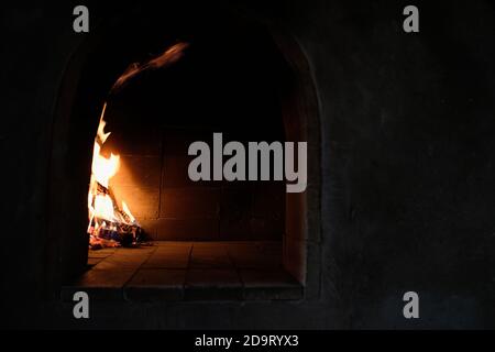 Feuer in einem Pizzaofen mit viel Kopierraum. Stockfoto