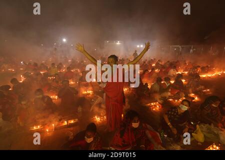 Dhaka, Bangladesch. November 2020. Ein eifriger Anhänger, der während des Festes seine Hände aufhob.jedes Jahr, hinduistische Anhänger hauptsächlich die Anhänger von Lokenath Brahmachari, meist bekannt als Baba Lokenath Licht kleine Lampen mit speziellen Weihrauch, Fasten und beten zu den Göttern für Gefälligkeiten an verschiedenen Zweigen von Shri Shri Lokenath Brahmachari Ashram während des traditionellen Rituals genannt Rakher Upobash Festival. Kredit: SOPA Images Limited/Alamy Live Nachrichten Stockfoto