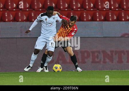 Emmanuel Gyasi (Spezia Calcio) und Christian Maggio (Benevento Calcio) während der Serie A Fußballspiel zwischen Benevento Calcio - Spezia Calcio, Stadio Ciro Vigorito am 7. November 2020 in Benevento Italien - Foto Emmanuele Mastrodonato Foto LM/Emmanuele Mastrodonato Stockfoto