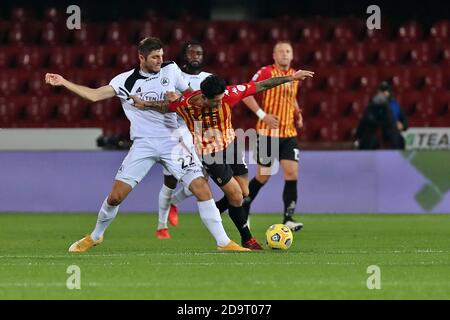 Julian Chbot (Spezia Calcio) und Gianluca Lapadula (Benevento Calcio) während der Serie A Fußballspiel zwischen Benevento Calcio - Spezia Calcio, Stadio Ciro Vigorito am 7. November 2020 in Benevento Italien - Foto Emmanuele Mastrodonato Foto LM/Emmanuele Mastrodonato Stockfoto