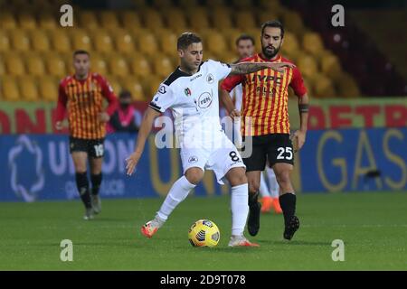 Matteo Ricci (Spezia Calcio) und Marco Sau (Benevento Calcio) während der Serie A Fußballspiel zwischen Benevento Calcio - Spezia Calcio, Stadio Ciro Vigorito am 7. November 2020 in Benevento Italien - Foto Emmanuele Mastrodonato Foto LM/Emmanuele Mastrodonato Stockfoto