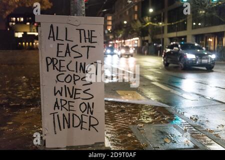 Seattle, USA. November 2020. Spät am Abend, Grafitti durch die Seattle Police East Precinct auf Capitol Hill. Stockfoto