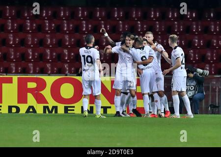 Benevento, Italien. November 2020. Spezia Calcio feiert nach einem Tor während der Serie EIN Fußballspiel zwischen Benevento Calcio - Spezia Calcio, Stadio Ciro Vigorito am 7. November 2020 in Benevento Italien - Foto Emmanuele Mastrodonato/LM Credit: Emmanuele Mastrodonato/LPS/ZUMA Wire/Alamy Live News Stockfoto