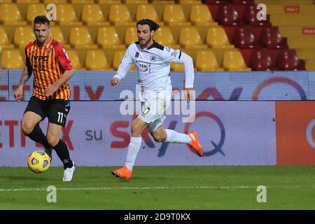 Benevento, Italien. November 2020. Christian Maggio (Benevento Calcio) und Simone Bastoni (Spezia Calcio) während der Serie A Fußballspiel zwischen Benevento Calcio - Spezia Calcio, Stadio Ciro Vigorito am 7. November 2020 in Benevento Italien - Foto Emmanuele Mastrodonato/LM Kredit: Emmanuele Mastrodonato/LPS/ZUMA Wire/Alamy Live News Stockfoto