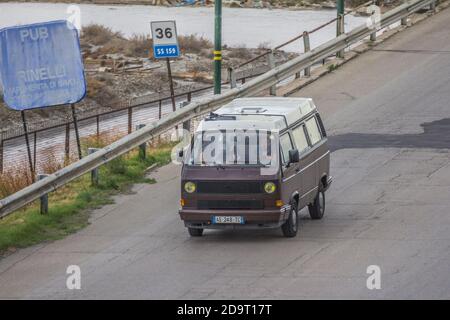 Fahren eines Transporters auf der Straße Stockfoto