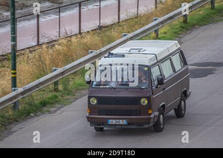 Fahren eines Transporters auf der Straße Stockfoto