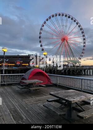 Seattle, USA. April 2020. Ein Zeltmittag am Wasser mit einem Herz auf dem Riesenrad. Stockfoto