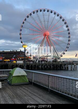 Seattle, USA. April 2020. Ein Zeltmittag am Wasser mit einem Herz auf dem Riesenrad. Stockfoto