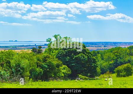 Landschaftlich schöner Blick von den Hügeln zwischen Hythe und Lympne über Die weitläufige landwirtschaftliche Ebene von Romney Marsh und im Süden Küste des englischen Kanals Stockfoto