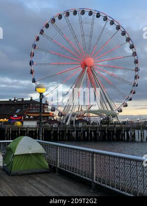 Seattle, USA. April 2020. Ein Zeltmittag am Wasser mit einem Herz auf dem Riesenrad. Stockfoto