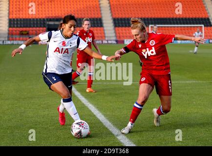 Tottenham Hotspur's Lucia Leon (links) und Reading's Molly Bartrip kämpfen während des FA Women's Super League Spiels im Hive Stadium, London um den Ball. Stockfoto