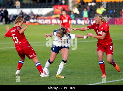 Tottenham Hotspur's Rianna Dean (Mitte) kämpft mit Reading's Molly Bartrip (links) und Kristine Bjordal Leine während des FA Women's Super League Spiels im Hive Stadium, London, um den Ball. Stockfoto