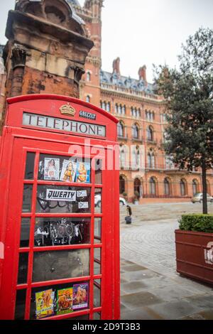 Porträtansicht einer roten Telefonzelle außerhalb der St. Bahnhof Pancras Stockfoto