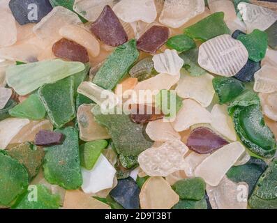 Stapel von natürlichen Strand Glas roh und natürlich, wie es vom Strand gesammelt wurde. Es gibt grüne, braune und cremeweiße Stücke. Stockfoto